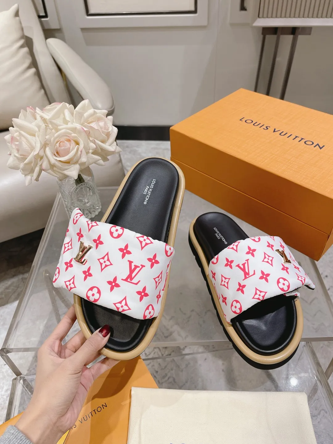 👟👟Ex-factory price 360👟👟 Lvjia brand | ²⁰²5 𝐬𝐬 💛2025 spring and summer latest popular Velcro series...Couple style thick-soled slippers, new rare products at the purchasing level💫 🍒This style is the favorite of celebrities🌟big internet celebrities. A simple and elegant sandal. A good style that you can't take your eyes off at a glance! The thick sole has the effect of increasing the height of the feet. It has the function of elongating the legs immediately. It is exquisite and low-key luxury✔️ No matter it is paired with skirts or trousers, it is super aura🛍 ━━━━━ ЅᏇєєt ━━━━━ ▪️Upper: LV old floral fabric ▪️Outsole: original molded outsole ▪️Shoe size: 35-45